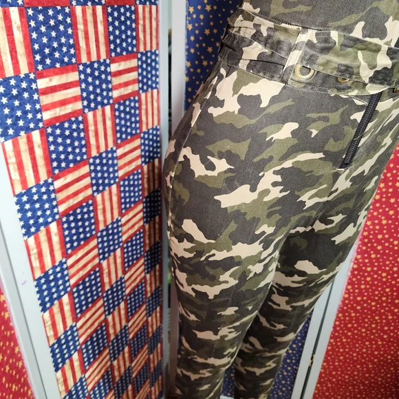 **Sleeveless Camouflage Zip-Front Jumpsuit in Green Camo** - Picture 5 of 13